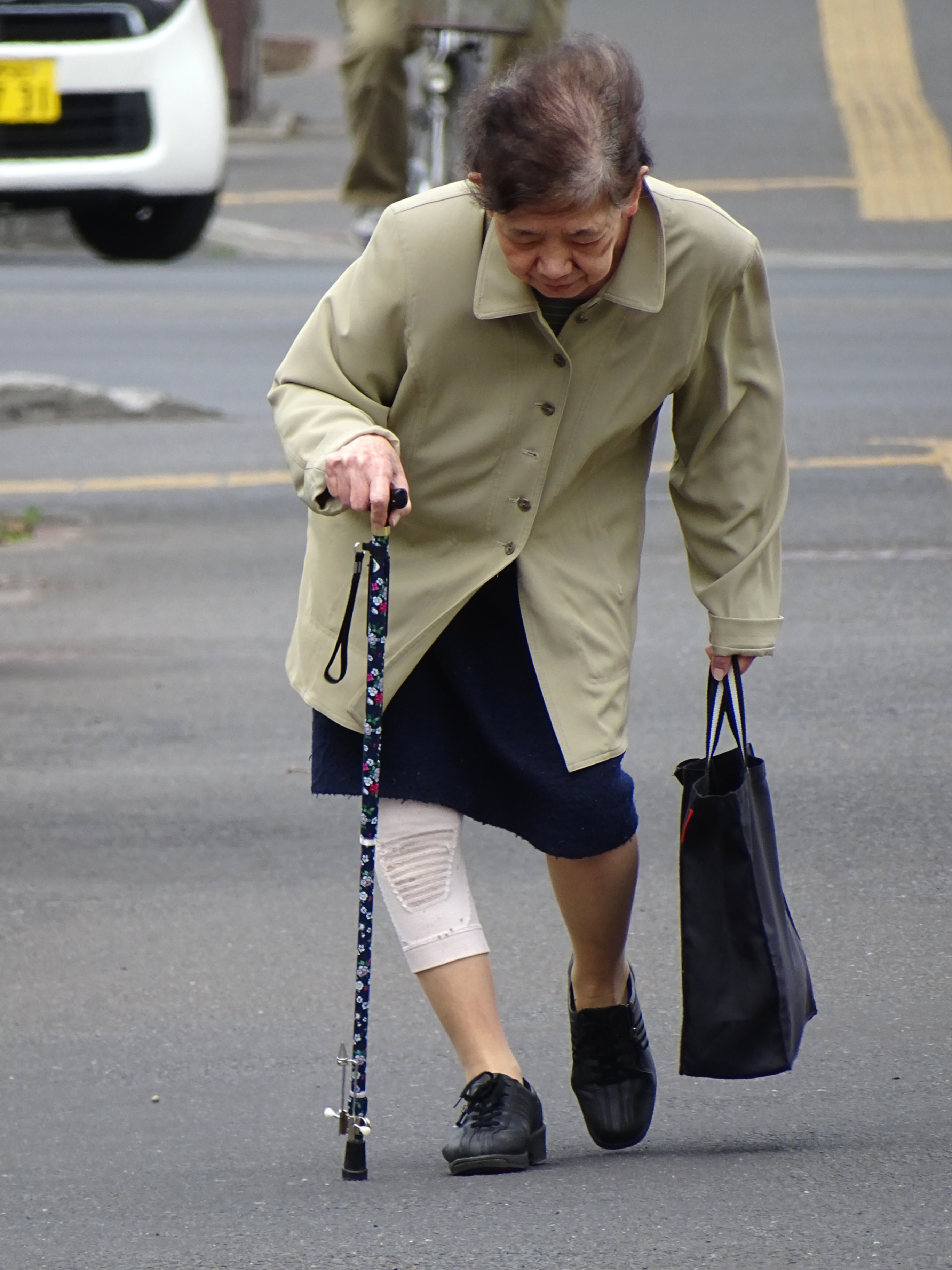 札幌の街を歩く高齢女性